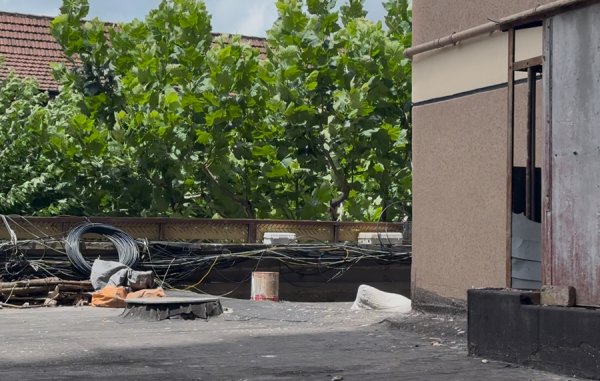 金牛速配 夏令行动｜开窗臭气、蚊虫乱飞，虹口一小区二楼平台成“垃圾角”，谁来管？